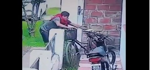 Video: le robó la bicicleta desde adentro de su casa y la usó para huir