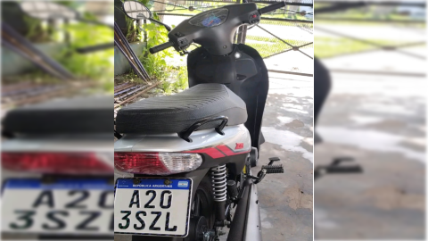 Dejó la moto estacionada en la puerta de su casa, y al salir se la habían robado
