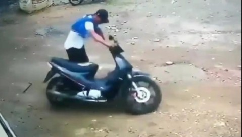 Video: robó una moto y se la llevó a pie frente a los vecinos de un barrio