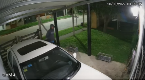 Difunden video de un delincuente que entró a robar a una casa del barrio Bicentenario