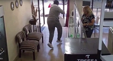 Video: robó en una joyería, lo tacklearon y perdió su arma, pero logró escapar