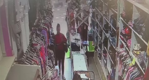 Video: así robó una mujer en un comercio y quedó "escrachada" por las cámaras