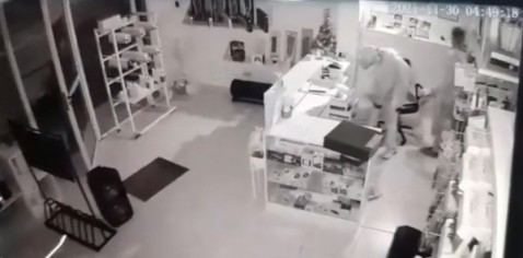 Video: robo a un comercio c&eacute;ntrico y dos sujetos aprehendidos, uno de ellos menor de edad