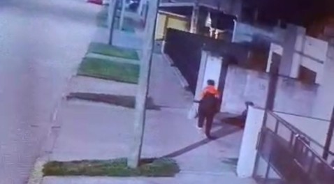 Video en el centro de General Rodr&iacute;guez: "Pasa y pide comida, pero a la noche hace esto"