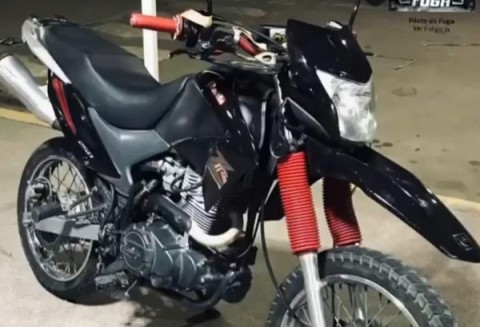 Villa Arrar&aacute;s: le robaron su moto mientras trabajaba y ofrece recompensa para recuperarla