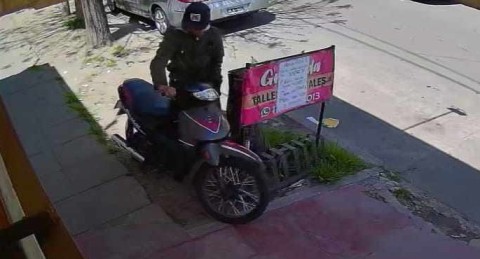 Video: en 20 segundos, forz&oacute; el trabavolante y le rob&oacute; la moto de la puerta de su casa