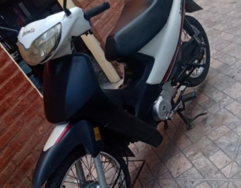 Le robaron la moto y logró hallarla con faltantes en su estructura
