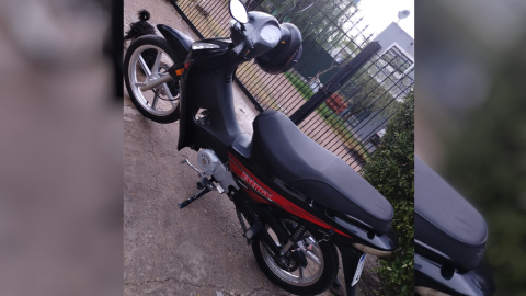 Le robaron la moto y la llamaron para extorsionarla