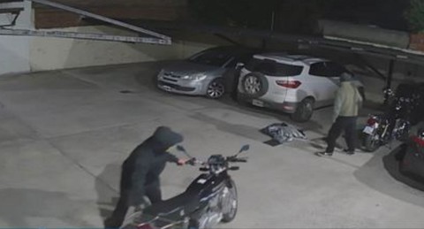 Video: robaron bicicletas y una moto de la cochera de un edificio en avenida Bernardo de Irigoyen