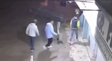 Video: entró a trabajar en un comercio en Malvinas y le robaron la moto