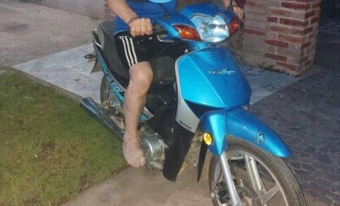 Dejó estacionada la moto una hora y se la robaron