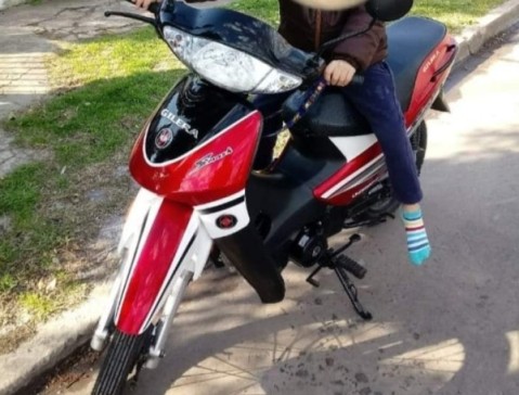 Le robaron la moto de la puerta de la casa en General Rodríguez