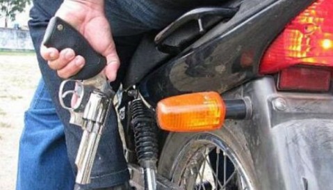 Robo de motochorros a dos jóvenes en cruce Las Latas