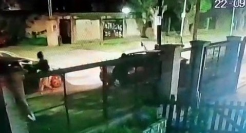 Video: así encañonaron a un padre y su hija frente a su casa para robarles el auto