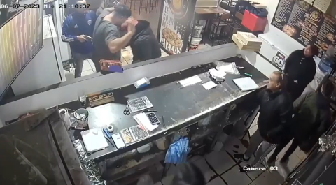 Video: terror en una pizzería de General Rodríguez por un violento asalto a mano armada