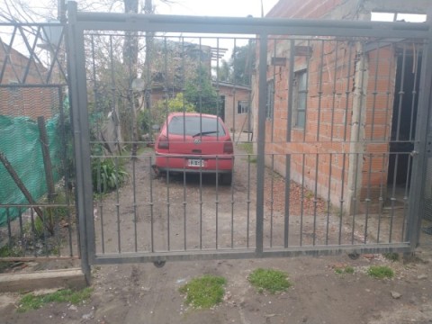 Le robaron las ruedas del auto pese a dejarlo dentro de su casa