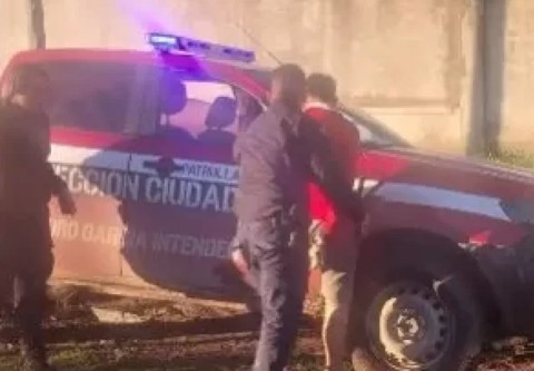 Los vio robando en su casa, alertó a las autoridades y los detuvieron: estaban por llevarse las chapas del techo