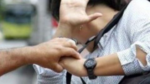 Delante de su nieto, una mujer peleó con un violento delincuente que la atacó para robarle el celular