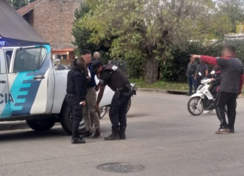 Robo, amenazas, tensión y un joven detenido en Los Viveros