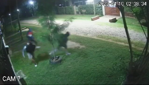 Vio tres ladrones en el patio de su casa y logró ahuyentarlos: la amenaza que le hicieron antes de irse