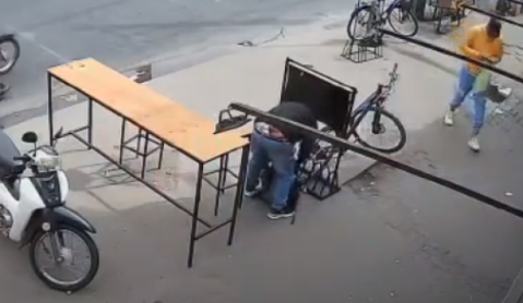 Video: simuló sentarse en las mesas de un local y se robó una bicicleta estacionada