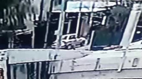 Video: saltaron las rejas de su casa, robaron una bicicleta y se la llevaron en un auto