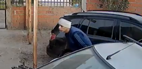 Video: entró a robar a una casa de Agua de Oro y quedó "escrachado" por las cámaras