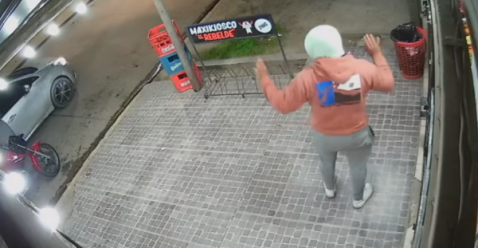Video: frenó a comprar en un kiosco y le robaron la moto a punta de pistola
