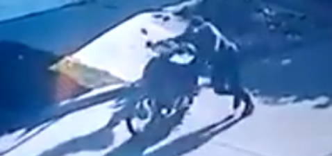 Video: así le robaron la moto a una vecina en la puerta de su casa en barrio Los Perales