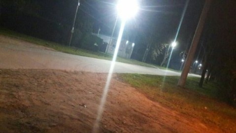 Motochorros interceptaron a una mujer y le robaron sus pertenencias a punta de pistola