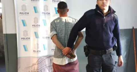 Atraparon a un joven que intentó robarse partes de autos dejados en la comisaría