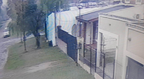 Se llevaron un termotanque y una tele de una casa en pleno día: quedaron filmados