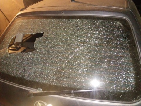 Delincuentes entraron a su casa en la madrugada, los detect&oacute; y rompieron la luneta de su auto