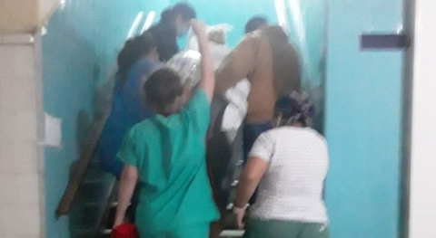 El drama de mujeres embarazadas por la falta del ascensor de Maternidad en el Hospital Vicente López