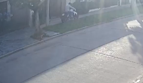 Video: dejó la moto estacionada frente a su casa y en minutos se la robaron