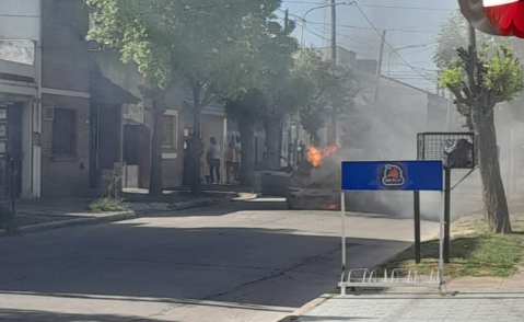 Susto por un auto que se prendió fuego mientras circulaba en el centro