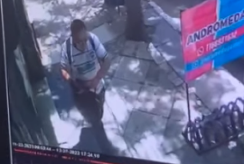 Le abrieron el auto en esquina céntrica y le robaron una computadora