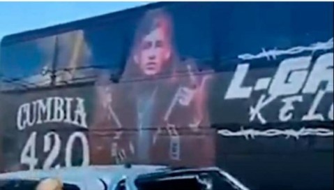 L-Gante mostró el impactante micro ploteado en el que hace su gira