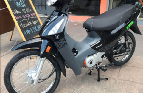 Momento de terror en Bicentenario: le pusieron un arma en el abdomen y le robaron la moto