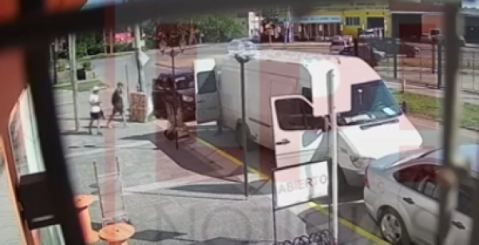 Video: en pleno día les apuntaron y robaron su camioneta en cuestión de segundos