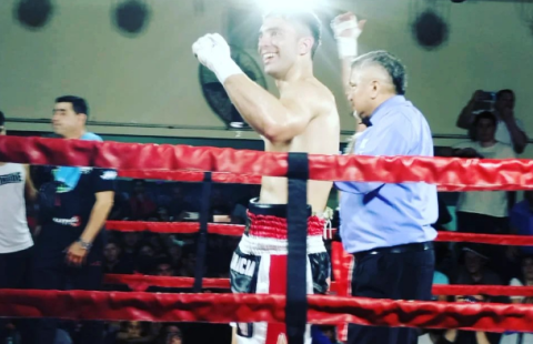 El boxeador Santiago Fernández logró un nuevo triunfo por Knock Out
