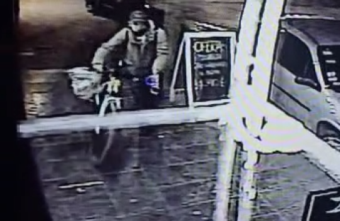 Video: en segundos, se robó una bicicleta en pleno centro de General Rodríguez