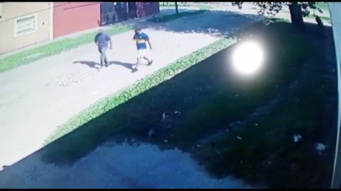 Delincuentes interceptaron y amedrentaron con un arma de fuego a un vecino para robarle la moto