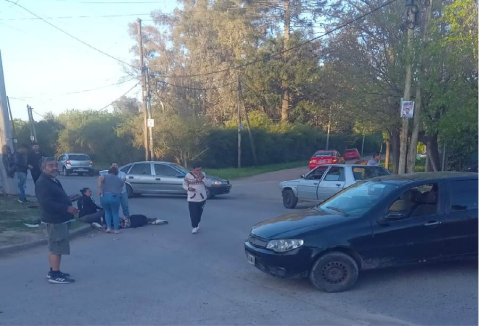 Un choque provocó tensión vecinal y dejó a una motociclista con severas lesiones