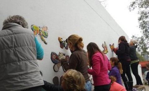 Profesora y alumnas de un taller artístico hicieron un mural en la Escuela Especial N°501