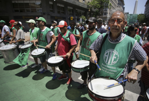 Los estatales y docentes aceptaron la propuesta salarial del gobierno bonaerense: de cuánto será el aumento