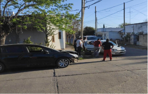 Dos autos chocaron en la cerrada esquina de 2 de Abril e Ing. Boatti