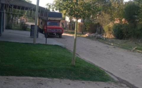 Le apuntaron, le robaron la moto y tuvo que ir a esconderse en la casa de un vecino