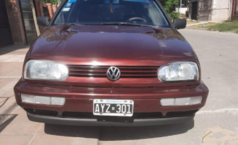 Dejó el auto estacionado en la puerta de la casa y se lo robaron