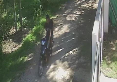 La robaron motochorros cuando salía de su casa